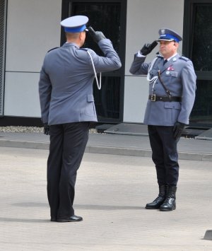 Komendant Miejski Policji w Łodzi przyjmuje meldunek i wita się z dowódcą uroczystości.
