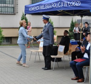 Prezydent Miasta Łodzi wita się  z Komendantem Miejskim Policji w Łodzi.