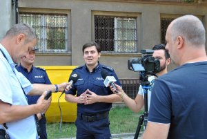 Rzecznik Komendanta Miejskiego Policji w Łodzi wita uczestników spotkania.