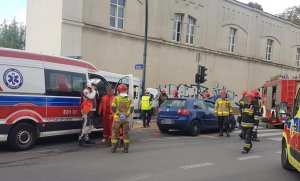 Miejsce wypadku, rozbite pojazdy służby pracujące na miejscu zdarzenia.