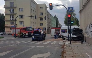 Miejsce wypadku, rozbite pojazdy oraz służby pracujące na miejscu zdarzenia.