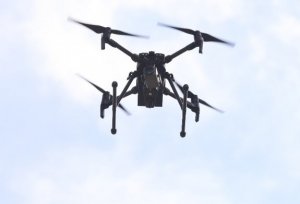 Dron wykorzystywany przez łódzkich policjantów podczas działań prewencyjno profilaktycznych.