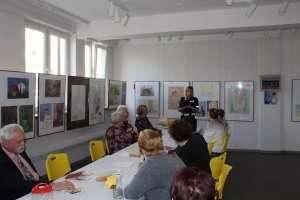 Policjantka podczas prelekcji na spotkaniu z seniorami.