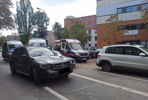 Na jezdni stoją rozbite pojazdy oraz samochody służb.