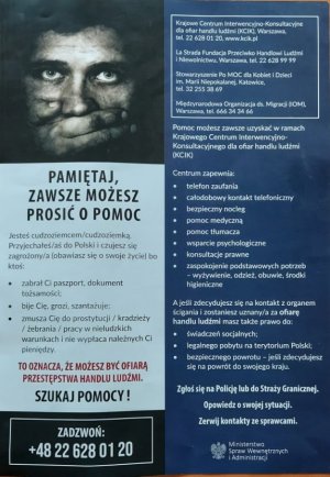 Plakat profilaktyczno informacyjny, obejmujący tematykę handlu ludźmi