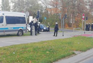 Policjanci na trasie przemarszu kibiców.