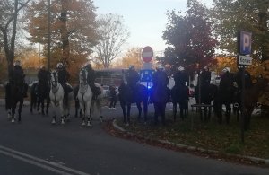 Policjanci na koniach czuwają nad bezpieczeństwem.