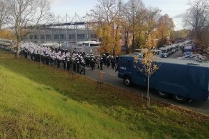 Policjanci eskortują kibiców gości na stadion przy. al. Piłsudskiego