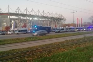 Policyjne radiowozy stojące przed stadionem Widzewa.