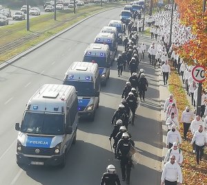 Policyjna eskorta przemarszu kibiców ŁKS.