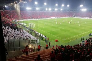 Stadion, widok na murawę i sektory kibiców.