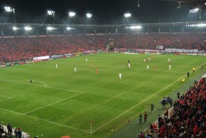 Stadion, widok na murawę i sektory kibiców.