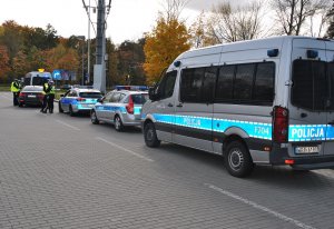 Policjanci na trasie przemarszu.