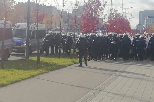 Policjanci podczas zabezpieczania przemarszu kibiców.