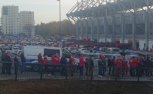 Kibice stoją wokół stadionu.