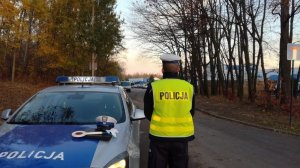 Policjant czuwa nad bezpieczeństwem w okolicy cmentarzy.