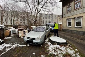 Policjant przy odzyskanym samochodzie