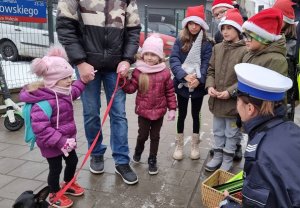 Spotkanie pomocników mikołaja i policjantów z napotkanymi dziećmi