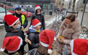 Mikołajki rozmawiają z pieszą