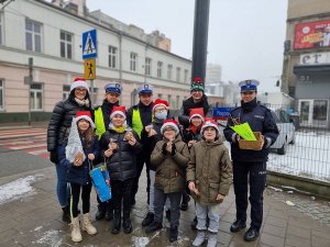 Przedstawiciele szkoły , policjanci i dzieci biorące udział w akcji