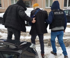 Policjanci prowadzą podejrzanego