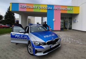 Policjanci przy radiowozie