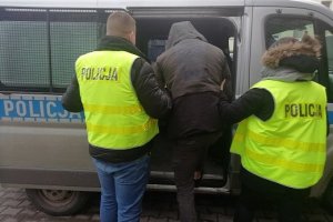 Sprawca kradzieży w asyście policjantów wsiada do radiowozu