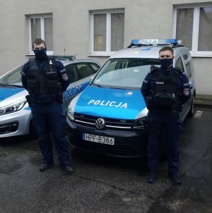 Policjanci biorący udział w w reanimacji nieprzytomnego mężczyzny