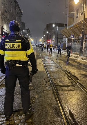 Policjant na trasie biegu Trzech Króli.