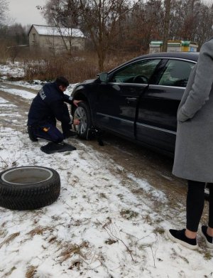 Policjant przy zmianie koła