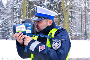 Policjant podczas pomiaru prędkości