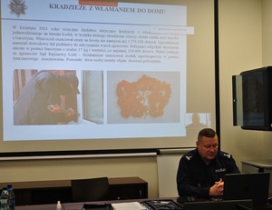 Zastępca Komendanta Miejskiego Policji w Łodzi podczas omawiania prezentacji.