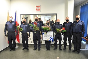 Zdjęcie grupowe Komendanta Miejskiego Policji w Łodzi, jego zastępców oraz funkcjonariuszy przechodzących na emeryturę policyjną.