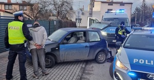 Policjanci z zatrzymanym sprawcą kradzieży katalizatorów.