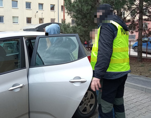 Policjanci eskortują zatrzymana 18-latkę.