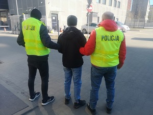 Sprawca kradzieży samochodów prowadzony przez policjantów.