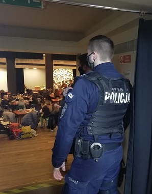 Policjant w punkcie recepcyjnym - Łódź, ulica Traugutta 18.