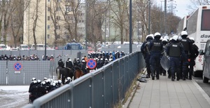 Policjanci nadzorują wejście na stadion kibiców przyjezdnych.