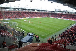 Ponowne rozpoczęcie meczu. Murawa stadionu i sektory kibiców.