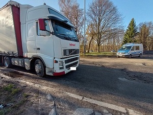 Samochód ciężarowy, w tle radiowóz policyjny.