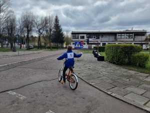 Zawodnik na trasie przejazdu, wyciągniętą ręką sygnalizuje skręt w prawo.