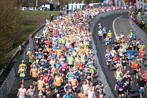 Uczestnicy biegu na trasie maratonu.