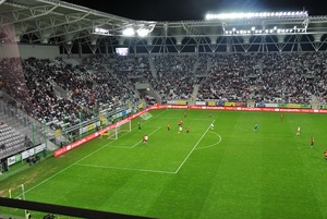 Trybuny stadionu, murawa boiska.