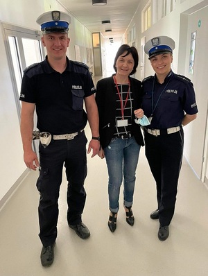Policjanci pozują do zdjęcia wraz z przedstawicielką placówki