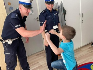 Policjanci podczas spotkania z dziećmi