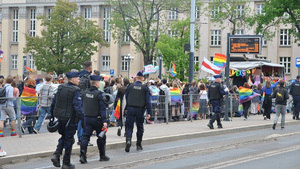 Uczestniczy marszu podczas przejścia ulicami Łodzi.