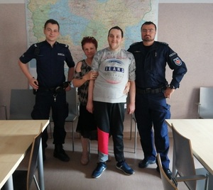Arek wraz z mamą i policjantami.