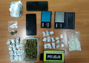 Zabezpieczone narkotyki i wagi.
