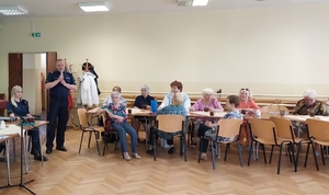 Uczestnicy debaty słuchają  prezentacji przygotowanej przez funkcjonariuszy III Komisariatu Policji Komendy Miejskiej Policji w Łodzi.