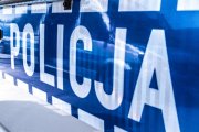 Napis policja na drzwiach radiowozu.